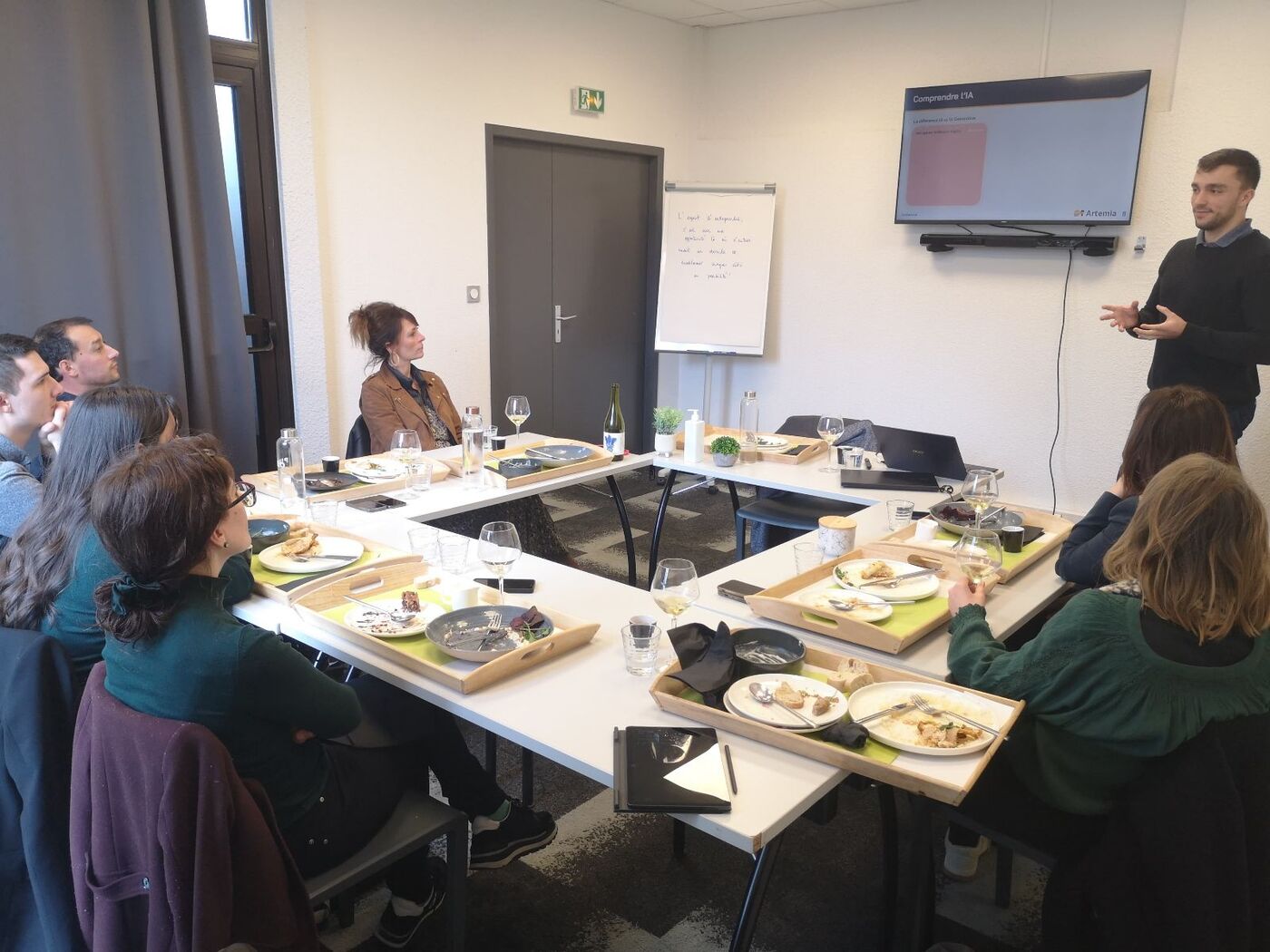 Atelier Héliotrope : participants réunis autour d’une table en U