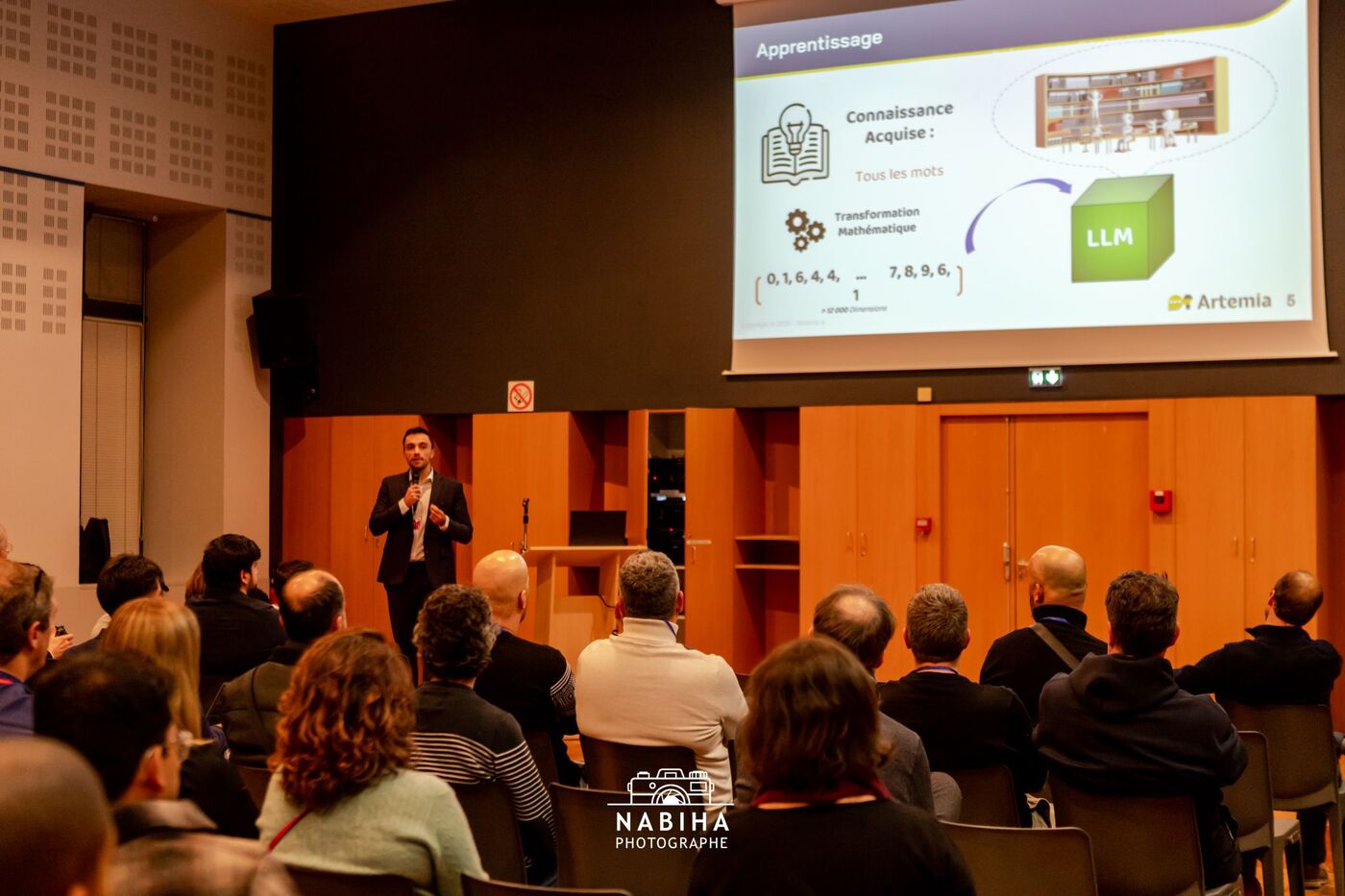Conférence sur l’IA générative devant une salle, écran de présentation à l’appui