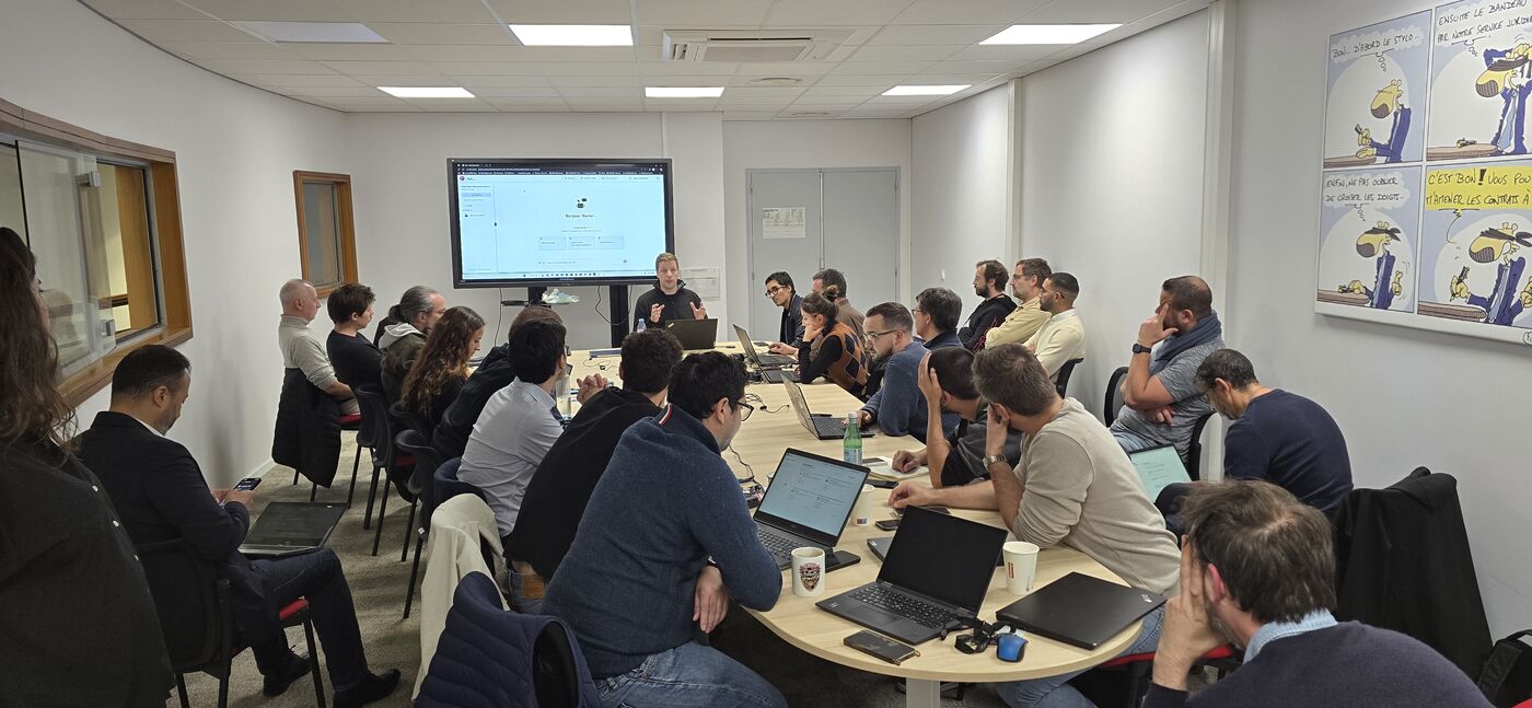 Formation en entreprise : participants équipés d’ordinateurs portables face à l’écran
