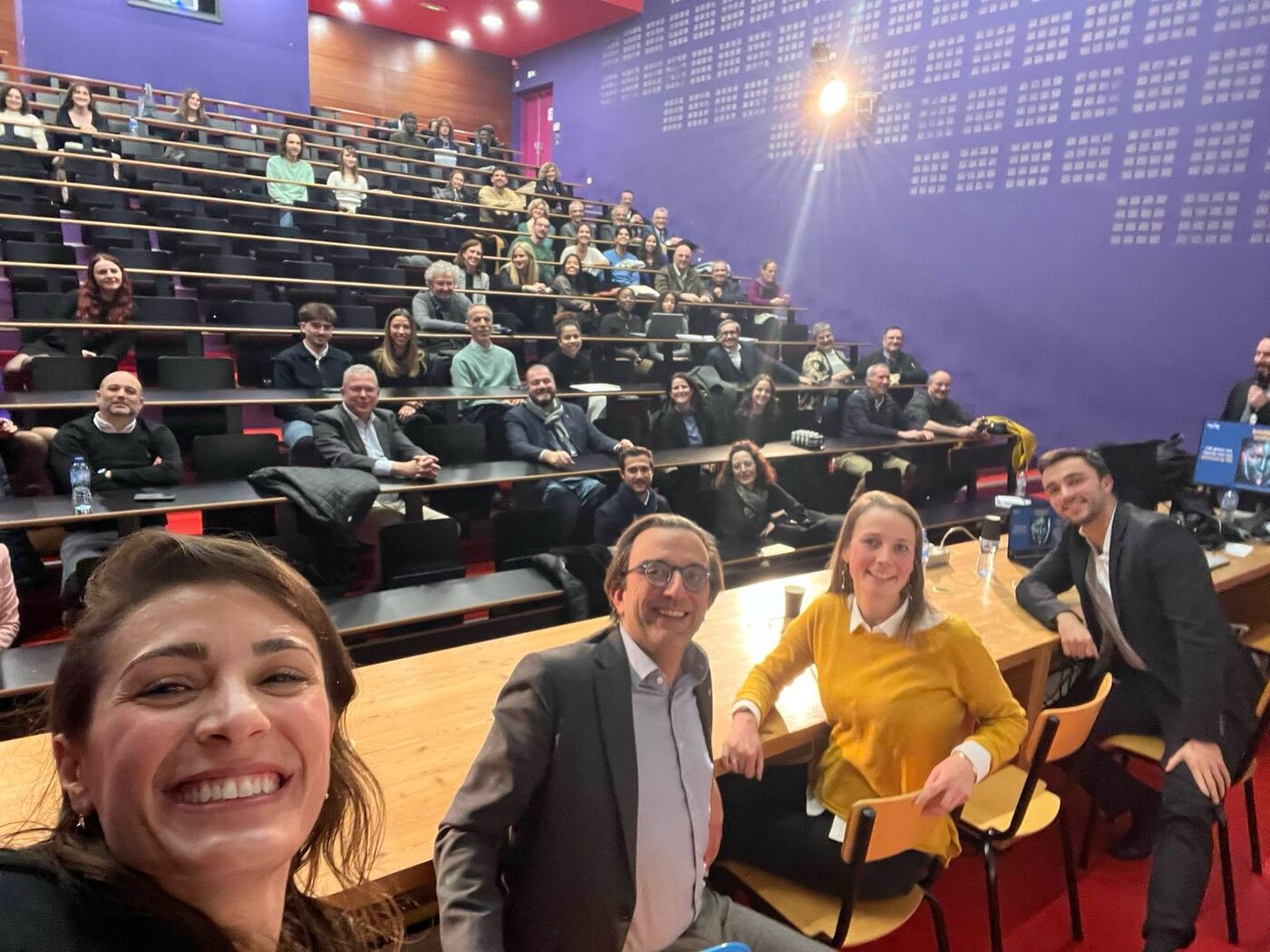 Intervention en amphithéâtre devant un public nombreux